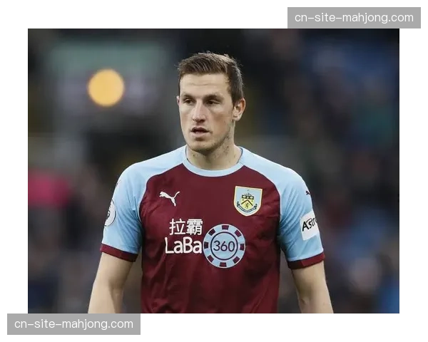 伯恩利弗莱明进球难掩整体低迷,保级压力下战术执行变形